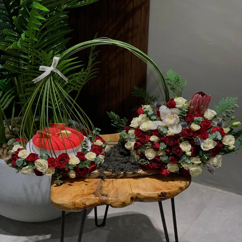 Red Roses with Cake